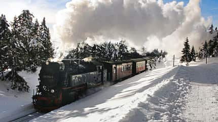 Harz, Zug Mit Volldampf zum Brocken – die Züge der Harzer Schmalspurbahn fahren ganzjährig, im Winter ist die Tour aber besonders schön.