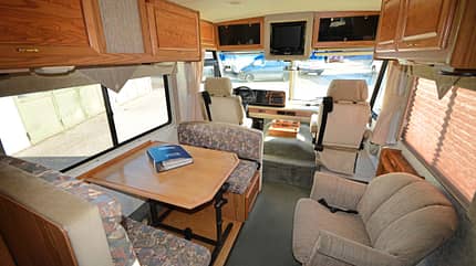 gebrauchtcheck, test, US-Reisemobile, USA, Amerika, Winnebrago Brave, günstig, marktlage, schäden, umrüstung Gebrauchtcheck Us-Mobile Winnebago Brave Sitzgruppe