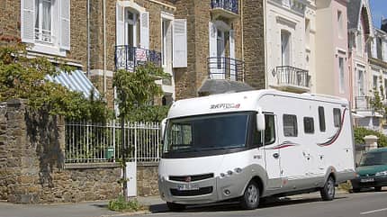 wohnmobil, parken, unterwegs Parkendes Wohnmobil am Straßenrand