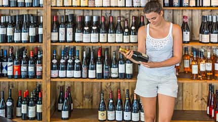 Mosel, Fluss, Camping Regal im Weinhaus in der Trierer BrŸckenstra§e mit Inhaberin Victoria BŸsching