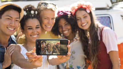 tagebuch, reise, apps, digital Fünf junge Erwachsenen machen ein Selfie mit dem iPhone