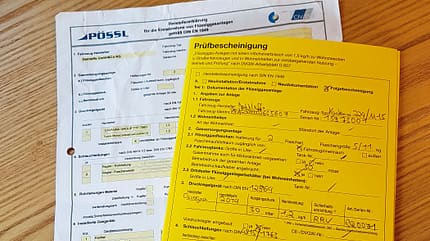 Gelbes Prüfheft: nicht immer bei der Fahrzeugauslieferung dabei. Gelbes Prüfheft: nicht immer bei der Fahrzeugauslieferung dabei.