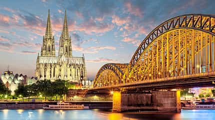 Städteziel, Caravan, Deutschland, attraktive Städte, Köln, 2019 Kölner Dom und Hohenzollernbrücke