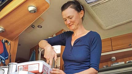 Mobile Menschen, Hymercar 322, blauer Kastenwagen, Hymer, Campingbus, Doreen Düe, Kochen, 2018 Mobile Menschen im Hymercar 329