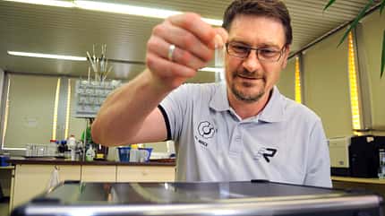 Cockpitpflege, reinigung, produkte, cockpit, fahrerhaus, labortest Cockpitpflege