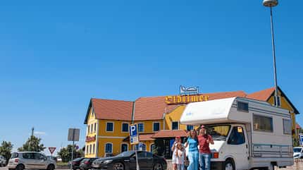 norwegen, reise, camper, wohnmobil Ein Roller-Alkoven auf Basis eines Ford Transit
