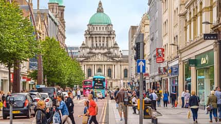 nordirland, reise, tour, camping Donegal Square vor der City Hall in Belfast