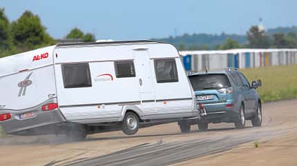 PKW, Zugwagen, Wohnwagen ziehen PKW als Zugfahrzeug