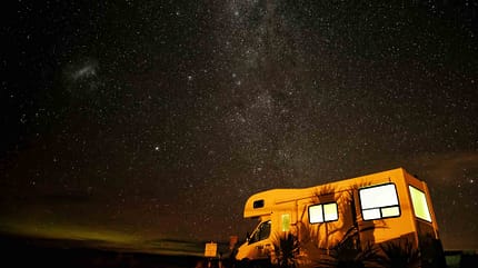 wohnmobil, nacht, sterne, nachthimmel,alkoven Nachthimmel mit Alkoven