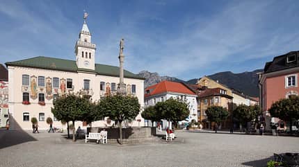 Bad Reichenhall, Rathaus mit Wittelsbach-Brunnen im Berchtesgadener Land.