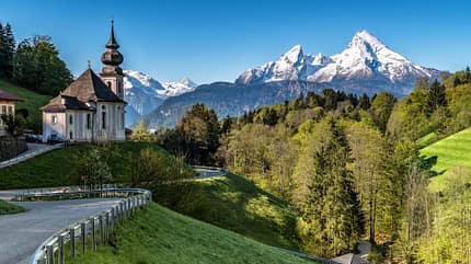 Die Kirche von Maria Gern vor dem Watzmann-Massiv im Berchtesgadener Land.