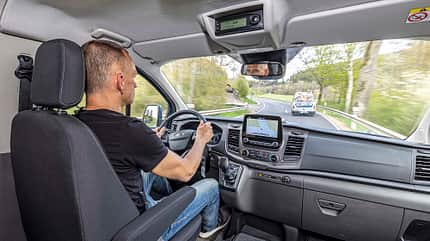Auf Tour im Oldie Ford Transit Hymercar