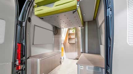 Campingbusse mit Heckhubbett