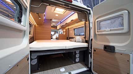 Campingbusse mit Heckhubbett