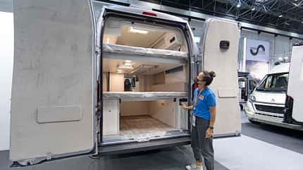 Campingbusse mit Heckhubbett