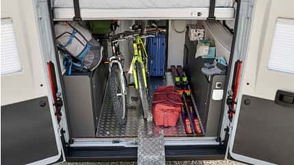 Campingbusse mit Heckhubbett