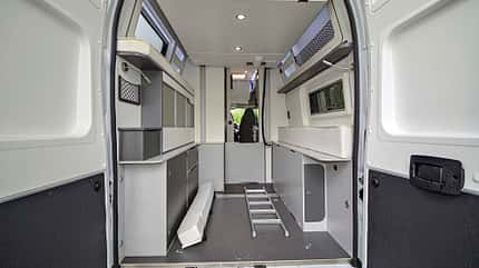 Campingbusse mit Heckhubbett