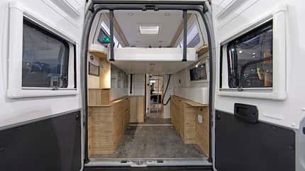 Campingbusse mit Heckhubbett