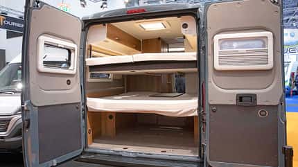 Campingbusse mit Heckhubbett