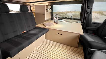 Custom Bus Streifenwagen VW T 6.1 Black Edition (2022) Custom Bus Streifenwagen VW T 6.1 Black Edition (2022)