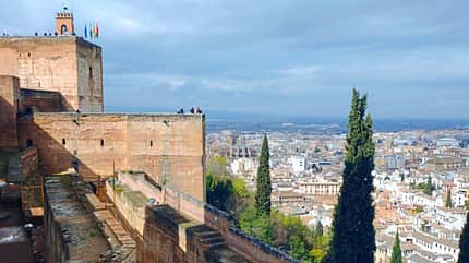 Granada, Festung Granada: Die berühmte Festung Alhambra und auch die schöne Altstadt sind gerade im Winter einen Tages ausflug wert.