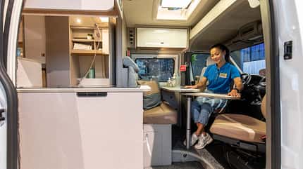 Bürstner Delfin C621 Limited, Campingbus, Neuheit, Renault Master, 2023, Caravan Salon Bürstner Delfin C621 Limited Campingbus Sitzgruppe Tisch