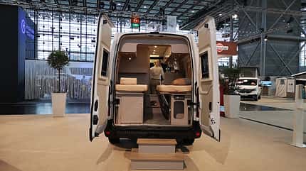 Bürstner Delfin C621 Limited, Campingbus, Neuheit, Renault Master, 2023, Caravan Salon Bürstner Delfin C621 Limited Campingbus Stauraum unter Doppelbett