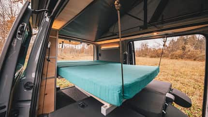 Easygoinc. Roamer, Campervan, VW T6, individueller Ausbau Easygoinc. Roamer schwebendes Bett Airlineschiene