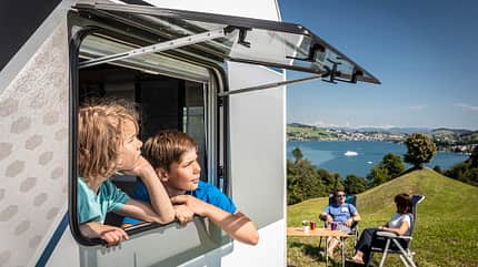 Electro, Camper, Caravan, Zugwagen Elektro-Camping Kinder schauen aus dem Fenster