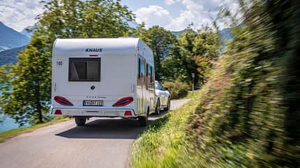 Electro, Camper, Caravan, Zugwagen Elektro-Camping Caravan von hinten