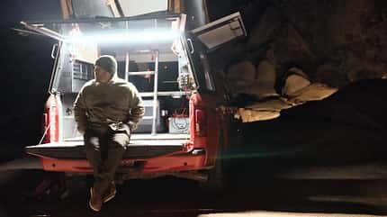 Lone Peak Camper (2023), Heckklappe, Nacht, Licht, Pickup-Camper Lone Peak Camper (2023), Heckklappe, Nacht, Licht, Pickup-Camper