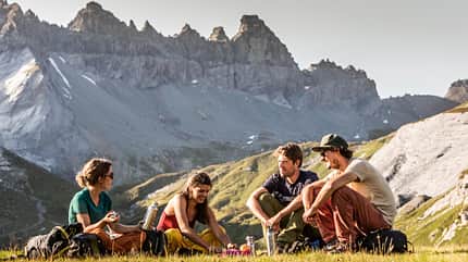 Klettern, junge Leute, Picknick, Isoflasche, Rucksack, Berge, Alpen, Schweiz Klettern, Graubünden, Flims, Laax, Falera
