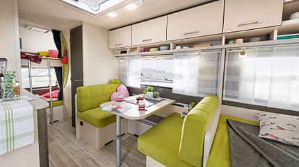 modern, caravan, interieur, polsterstoff, bunt, stockbett, dethleffs, c'joy Innenraum Wohnwagen mit bunter Sitzgruppe