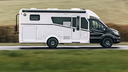 Premiere, Sunglight, Ford, Wohnmobil Premiere Sunlight Fahrende Totale von der Seite