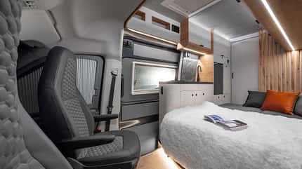 Globe-Traveller, Falcon, Campingbus, VW Crafter, Volkswagen Bett, Innenraum, Küchenzeile, Campingbus