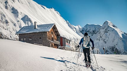 Touren-Tipps Berghütte im Schnee
