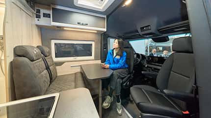 Sitzgruppe, Campervan, Innenausbau, Frau, Fahrersitz, drehbare Sitze