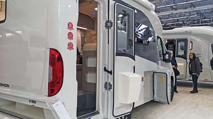 Wingamm Oasi 540.1 N (2023) Fashion Edition Einstieg, Aufbautüre, Seitenansicht, außen, integrierter Mülleimer, Messe, CMT 2023, Messefoto, Messestand, Wingamm