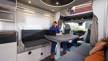 Chausson 640 Titanium Ultimate, Dauertest, Testwagen, Sitzgruppe Wohnraum, Längsbank, Teilintegriert, Lounge, Chausson 640 Titanium Ultimate