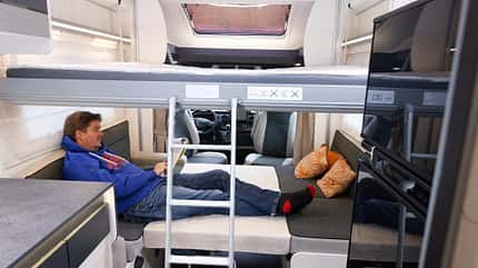 Chausson 640 Titanium Ultimate, Dauertest, Bett, Hubbett Schlafzimmer, Hubbett, Betten, umgebaute Sitzgruppe, Längsbank, Teilintegriert, Chausson 640 Titanium Ultimate