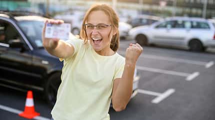 Fahrscheule, Führerschein, Frau, Freude, Jubeln Führerschein, junge Frau