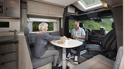 Wohnmobil, Kabe Royal, Test Test Kabe Royal Sitzgruppe mit Personen