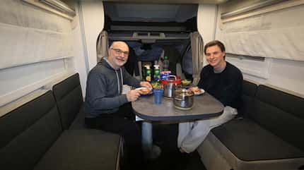 Chausson 640, Titanium Ultimate, Dauertest, promobil, Wintercamping Sitzgruppe, Vater und Sohn, Essen