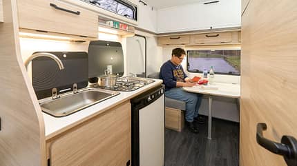 Silver Trend 380 (2023), Hubdach Caravan, Test Silver Trend 380 (2023) Kueche f