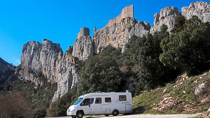 Heftadaption pro 07/17 Leser auf Tour Die Burg Peyrepertuse lockt jedes Jahr viele Besucher, da sie spannende Geschichte mit einem traumhaften Panorama verbindet.