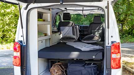 Alpincamper, Vivaro, Opel, Campervan, Aufstelldachcamper Liegefläche unten, Bett, Schlafplatz, Kissen