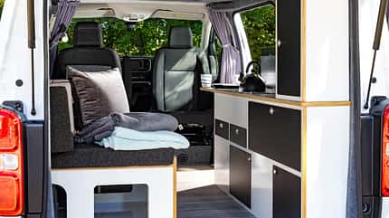 Alpincamper, Vivaro, Opel, Campervan, Aufstelldachcamper Wohnraum, Couch, Sitzbank, Küchenzeile rechts