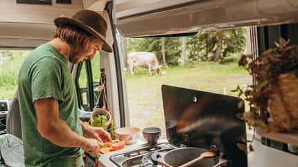 kochen, unrlaubsküche, Mann, Natur, Reisemobil Camping, Campingküche Mann, Hut, Wohnmnobil, Kochen