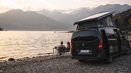 Pärchen am See mit Campervan