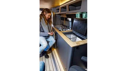 Roehn Camp Ultimate (2023), Campervan Rhoen Camp Ultimate Kueche f